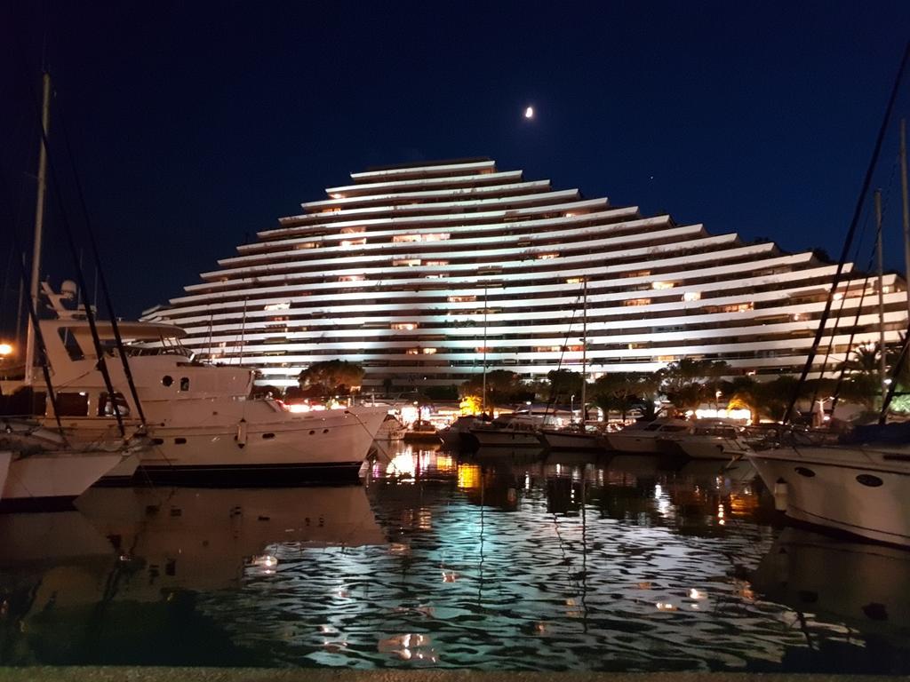Apartments At Commodoro วิลล์เนิฟ-ลูเบ ภายนอก รูปภาพ